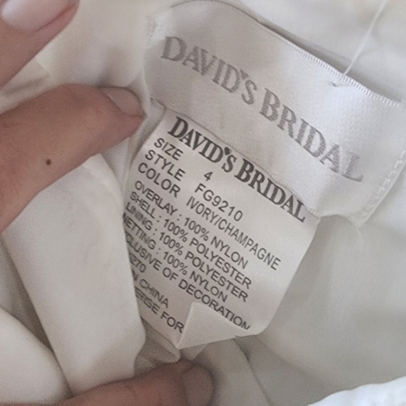 David's Bridal beaded lace GORGEOUS in PERFECT SHAPE - Picture 4 of 7